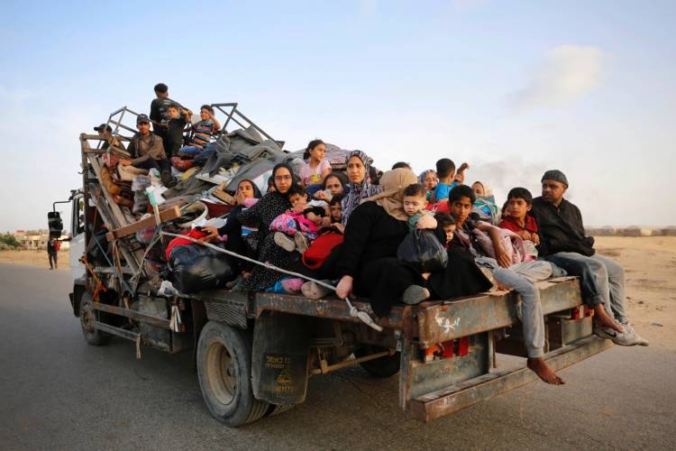this image shows Palestinian people displacing from Gaza due to genocide , returning these people back home is one of Hamas's demands in the Gaza peace talks