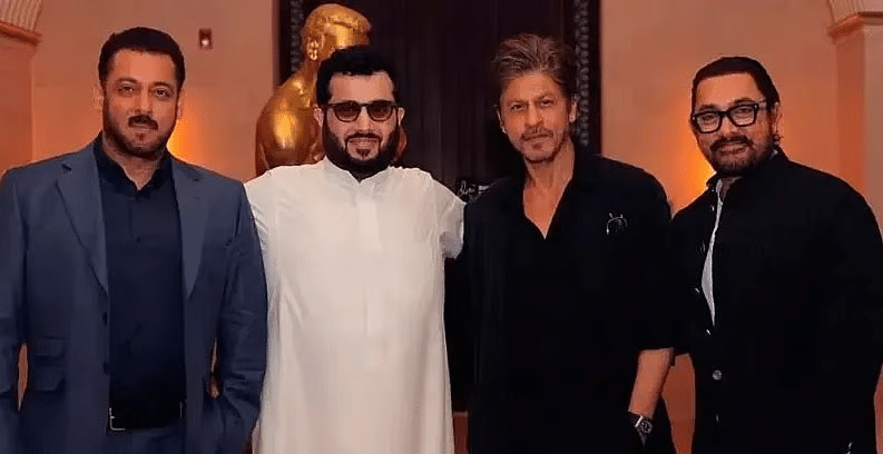 Salman Khan, Shah Rukh Khan and Amir Khan Standing Together At Jeddah KSA