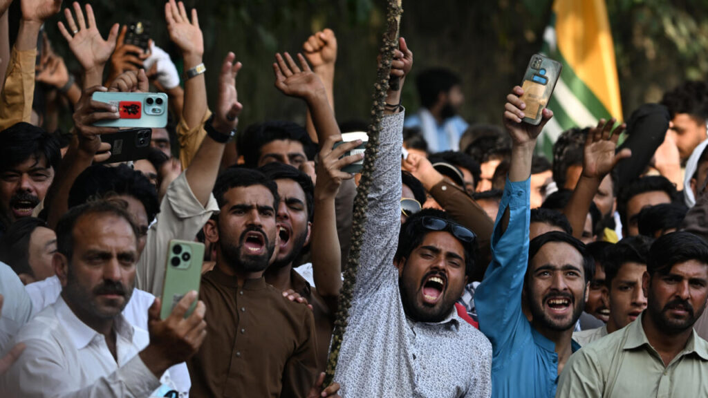 people protesting in muzafarabad azad kashmir